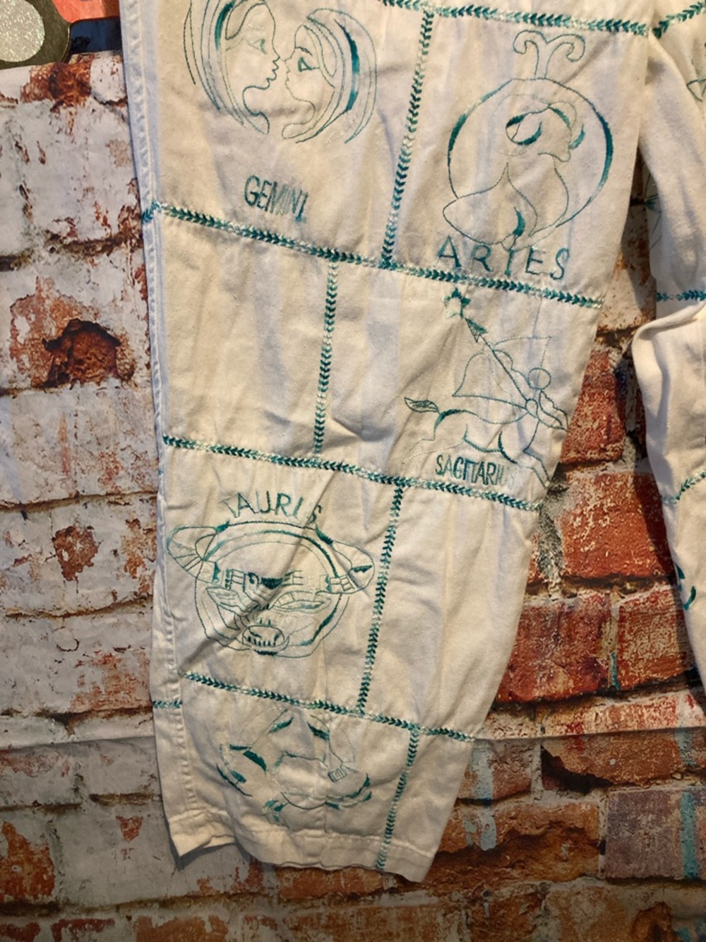 Urban Outfitters Cream Capris with Teal Graphic Print - Picture 3 of 11